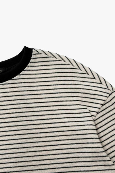 Camiseta de estampado rayas, fit recto, cuello redondo con rib en contraste y manga larga con hombro caído.