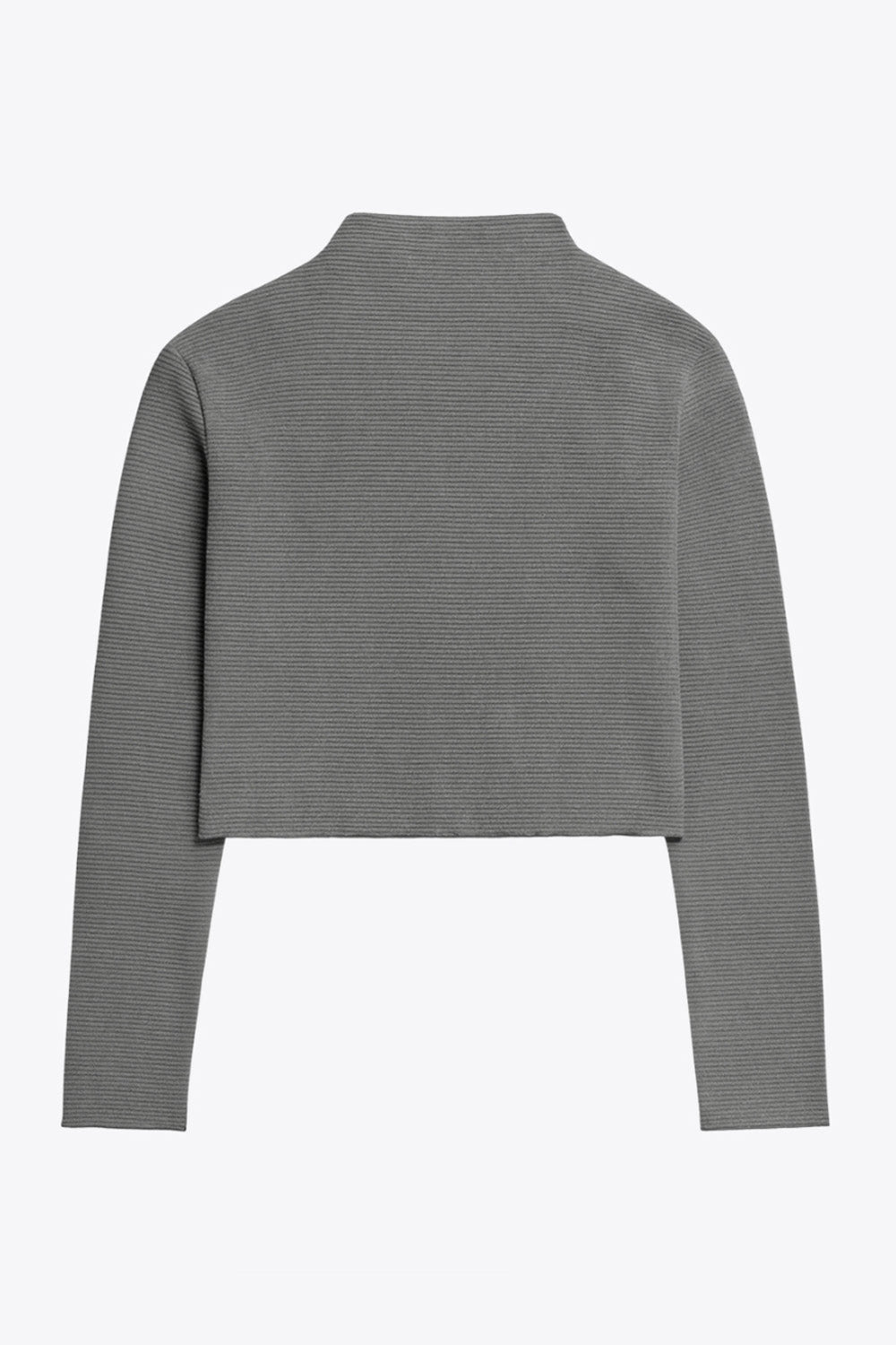 Top de manga larga con hombro caído, cuello mock seguido, fit recto, textura en tejido, detalle de rib en borde de bajo y puños.