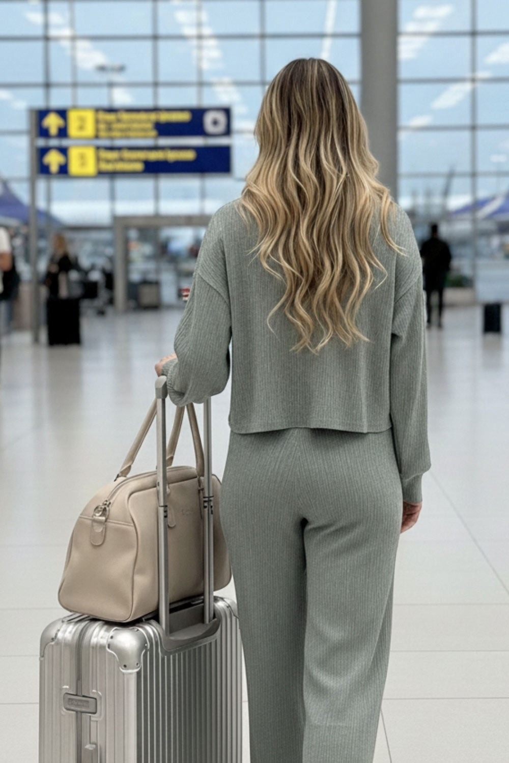 Top de manga larga con hombro caído, cuello mock seguido, fit recto y textura en tejido.