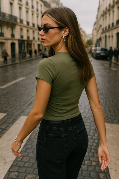 Top corto de fit ajustado, cuello redondo, manga corta y cierre frontal con hilera de botones.