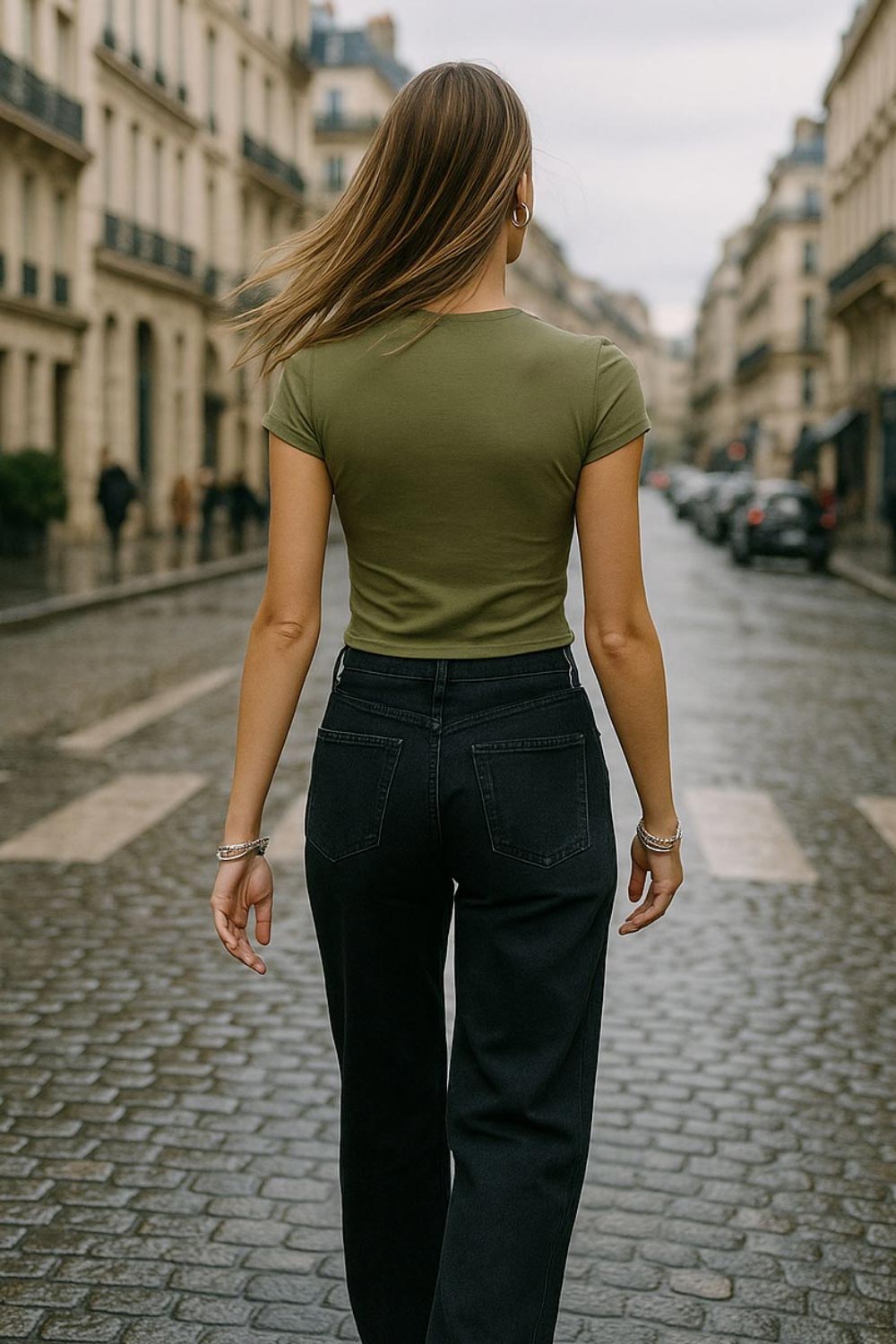 Top corto de fit ajustado, cuello redondo, manga corta y cierre frontal con hilera de botones.