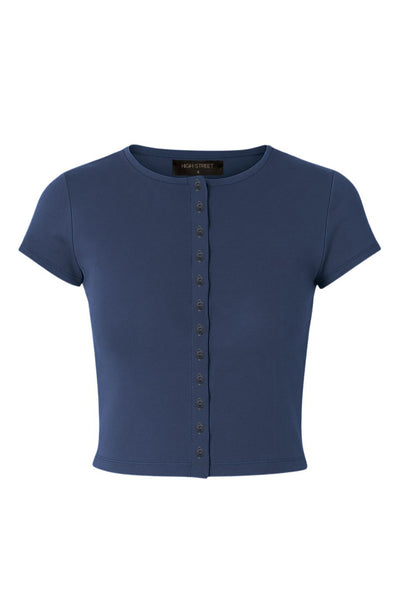 Top corto de fit ajustado, cuello redondo, manga corta y cierre frontal con hilera de botones.