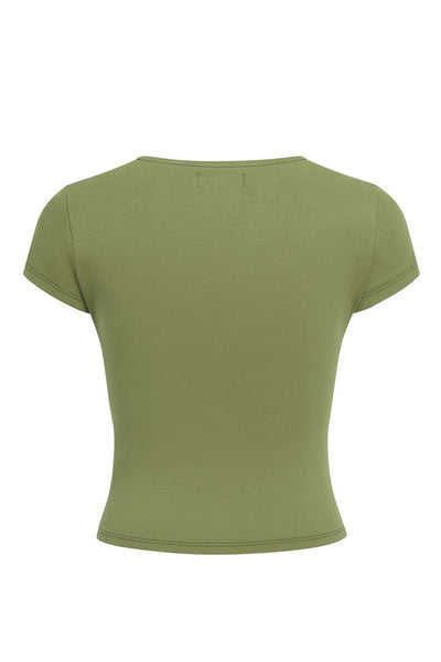 Top corto de fit ajustado, cuello redondo, manga corta y cierre frontal con hilera de botones.
