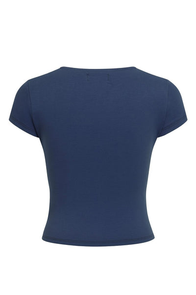 Top corto de fit ajustado, cuello redondo, manga corta y cierre frontal con hilera de botones.