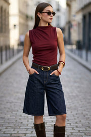Top corto canalé de fit ajustado, sin mangas, cuello mock seguido, plisados decorativos en hombro y costado.