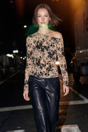 Blusa de mesh con estampado floral, fit recto, manga larga y cuello diagonal asimétrico con hombro descubierto.