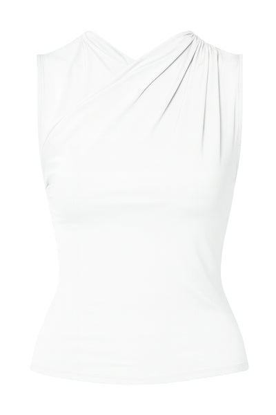 Top de fit ajustado, sin mangas, cuello fluido y plisados decorativos en hombros.