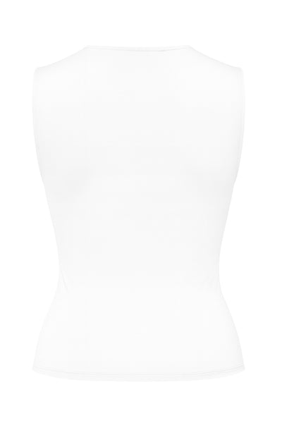 Top de fit ajustado, sin mangas, cuello fluido y plisados decorativos en hombros.