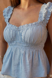 Top corto de escote v redondeado y manga corta con rib elástico y olanes en borde, elástico en cintura y peplum con olanes en bajo.