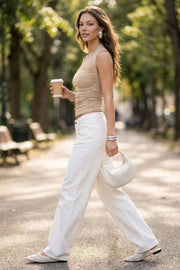 Top corto de fit ajustado, plisado en costados, sin mangas y escote recto con plisados en hombros.