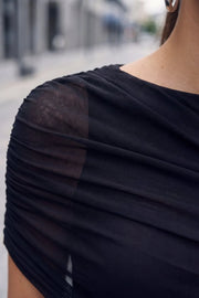 Top asimétrico de mesh, cuello redondo, sin mangas, capa asimétrica con plisados en costado y fit ajustado.