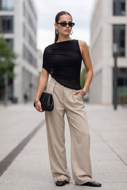 Top asimétrico de mesh, cuello redondo, sin mangas, capa asimétrica con plisados en costado y fit ajustado.