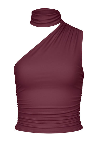 Top satinado asimétrico, de fit ajustado, detalles plisados laterales y en hombro, sin mangas, un hombro, escote diagonal y choker con plisados. Cierre posterior con botón y ojal.