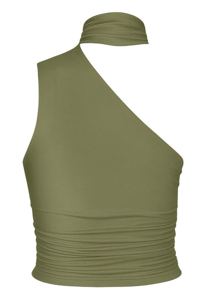 Top satinado asimétrico, de fit ajustado, detalles plisados laterales y en hombro, sin mangas, un hombro, escote diagonal y choker con plisados. Cierre posterior con botón y ojal.