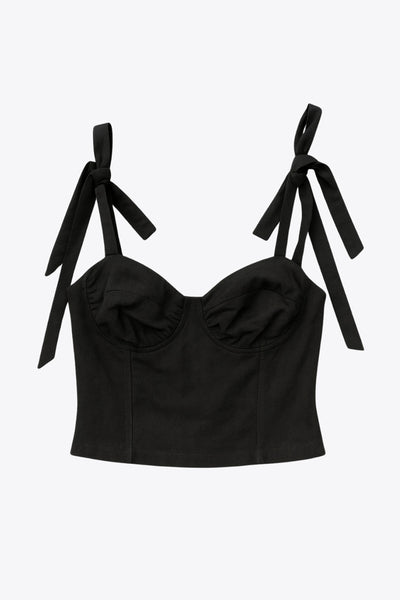 Crop top de fit ajustado, escote corazón con cortes decorativos, costuras frontales, tirantes con nudo amarrable y cierre posterior con cremallera visible en contraste.