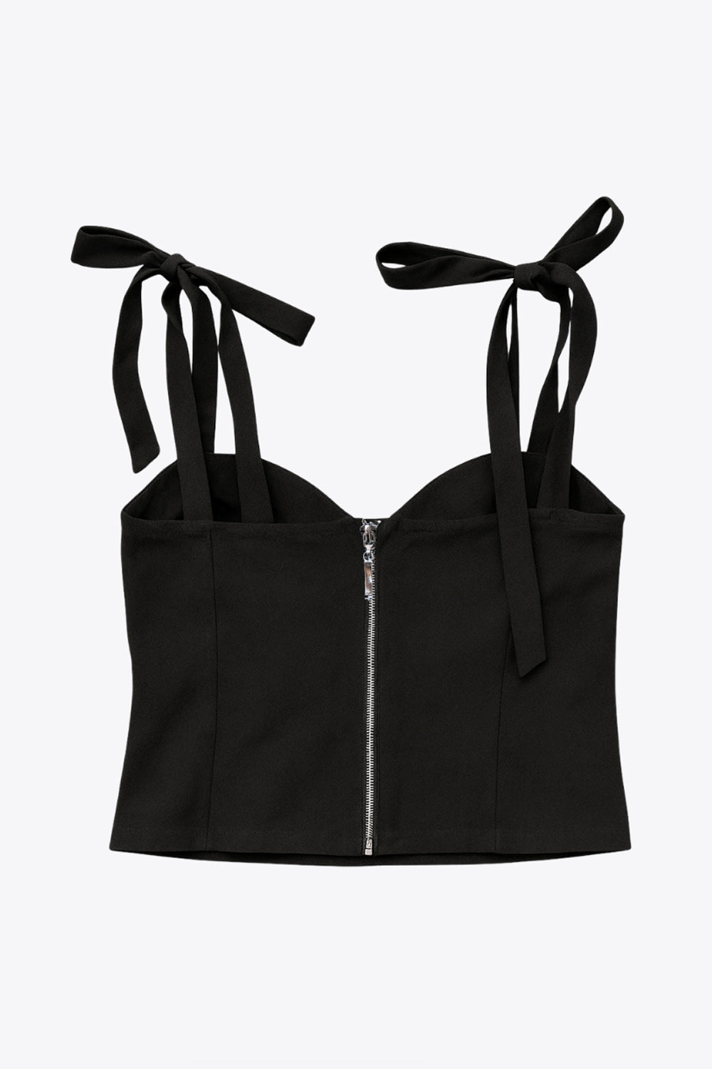 Crop top de fit ajustado, escote corazón con cortes decorativos, costuras frontales, tirantes con nudo amarrable y cierre posterior con cremallera visible en contraste.