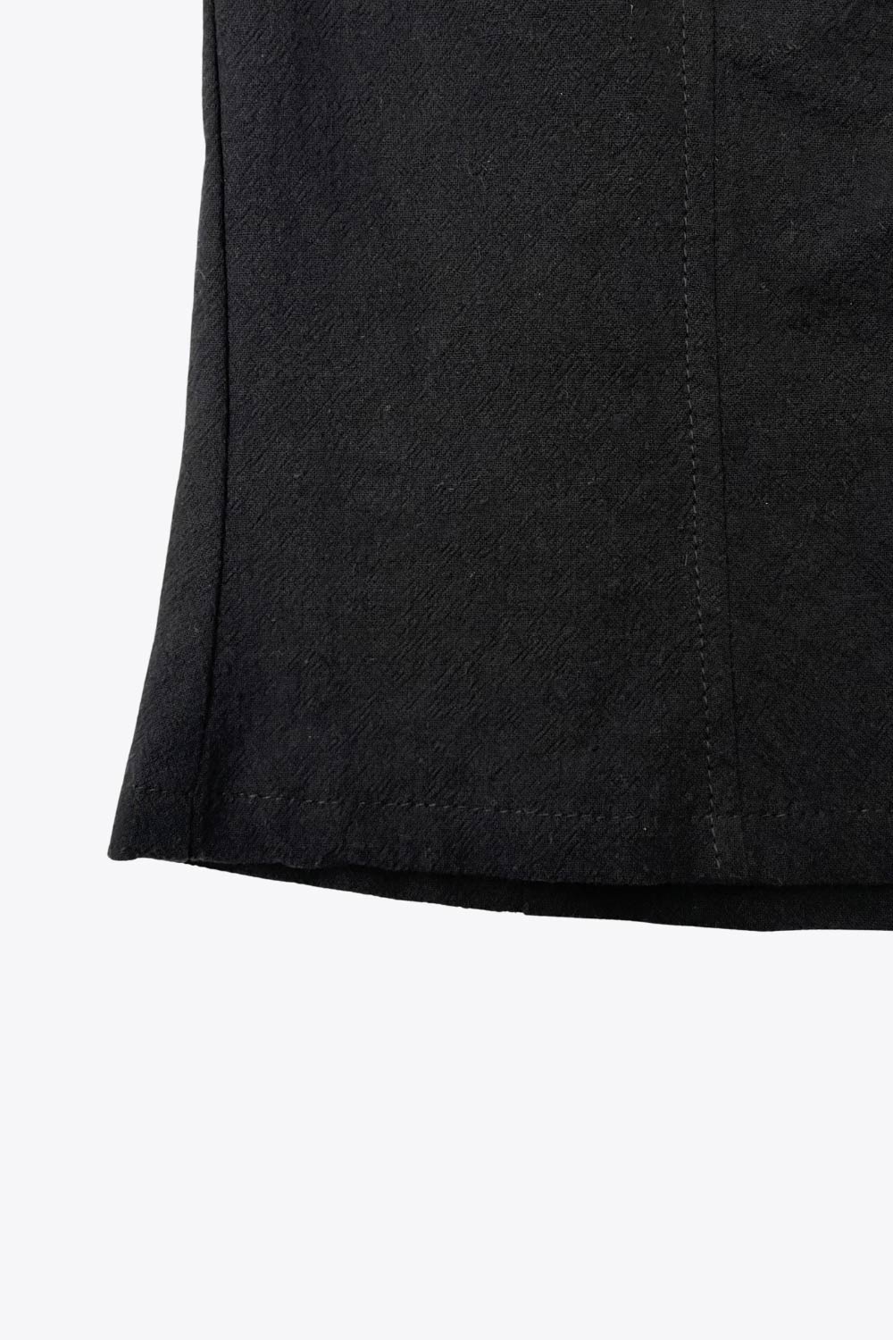 Crop top de fit ajustado, escote corazón con cortes decorativos, costuras frontales, tirantes con nudo amarrable y cierre posterior con cremallera visible en contraste.