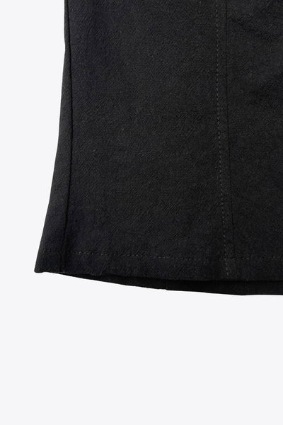 Crop top de fit ajustado, escote corazón con cortes decorativos, costuras frontales, tirantes con nudo amarrable y cierre posterior con cremallera visible en contraste.