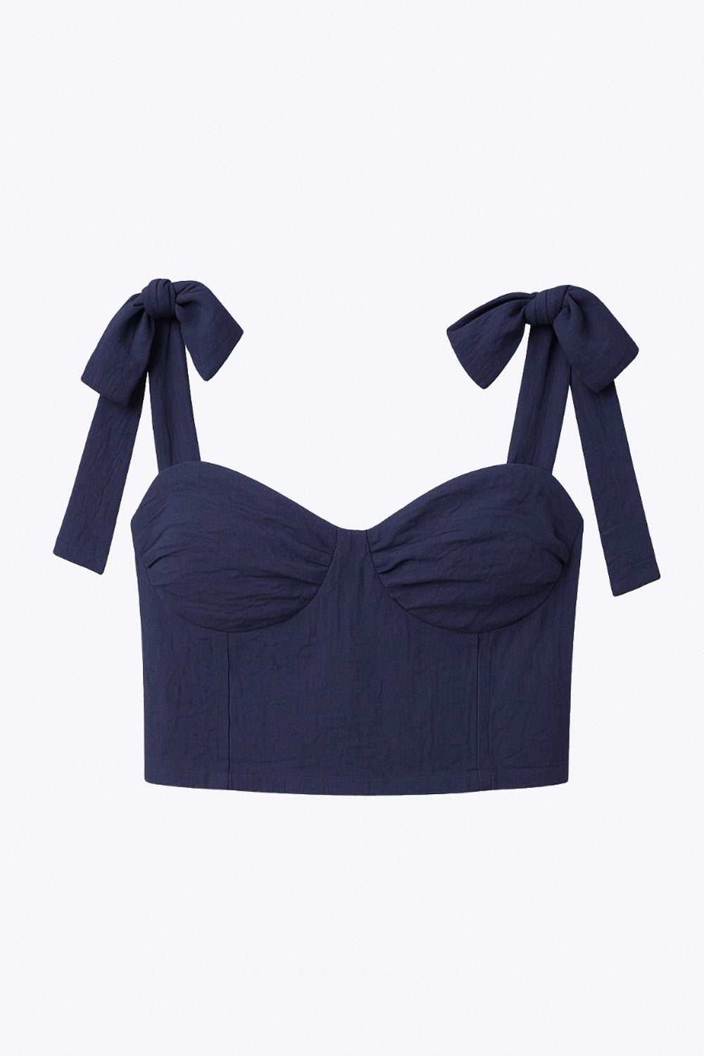 Top corto de fit ajustado, escote corazón con cortes decorativos y detalles plisados, costuras frontales, tirantes con nudo amarrable y fruncido en espalda.