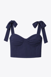 Top corto de fit ajustado, escote corazón con cortes decorativos y detalles plisados, costuras frontales, tirantes con nudo amarrable y fruncido en espalda.