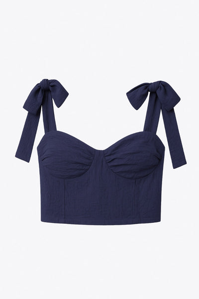 Top corto de fit ajustado, escote corazón con cortes decorativos y detalles plisados, costuras frontales, tirantes con nudo amarrable y fruncido en espalda.