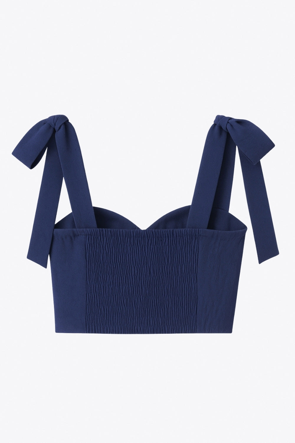 Top corto de fit ajustado, escote corazón con cortes decorativos y detalles plisados, costuras frontales, tirantes con nudo amarrable y fruncido en espalda.