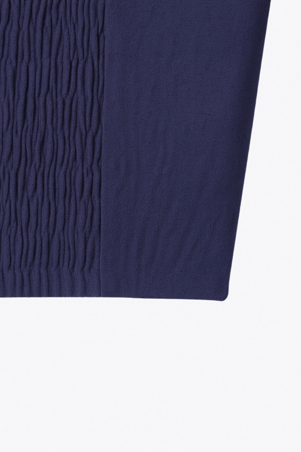 Top corto de fit ajustado, escote corazón con cortes decorativos y detalles plisados, costuras frontales, tirantes con nudo amarrable y fruncido en espalda.