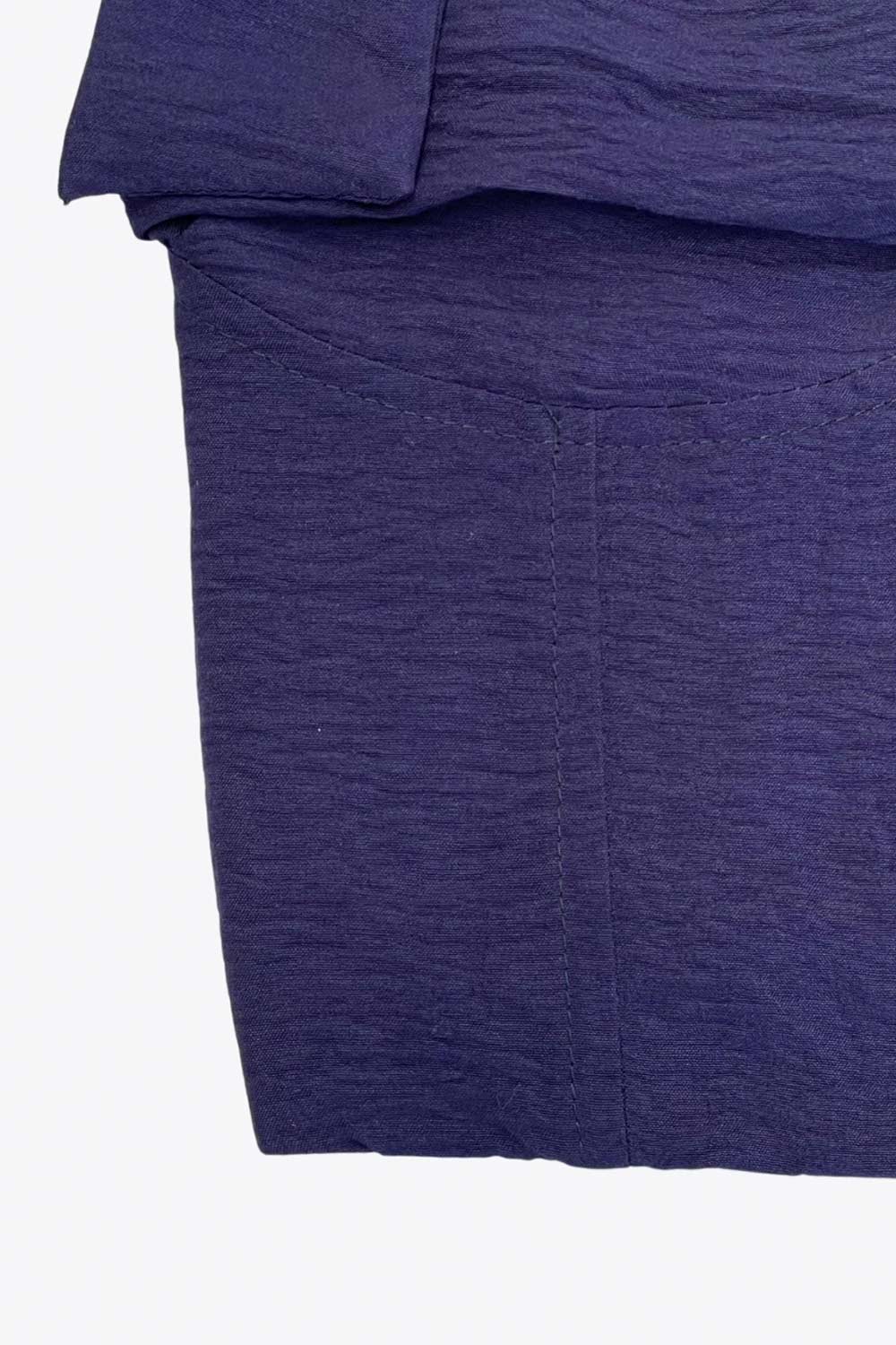 Top corto de fit ajustado, escote corazón con cortes decorativos y detalles plisados, costuras frontales, tirantes con nudo amarrable y fruncido en espalda.