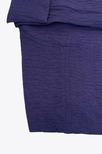 Top corto de fit ajustado, escote corazón con cortes decorativos y detalles plisados, costuras frontales, tirantes con nudo amarrable y fruncido en espalda.