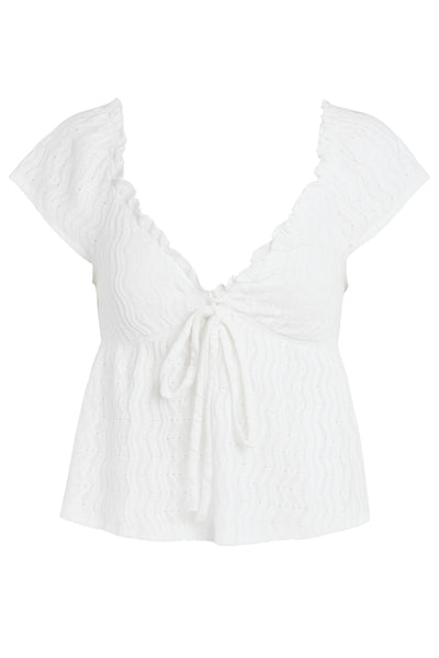 Blusa de manga corta con olanes, escote v con rib elástico y olanes en borde, cortes frontales, lazo amarrable, peplum con olanes en bajo y rib elástico posterior. Detalle de textura en tejido.