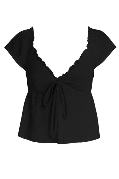 Blusa de manga corta con olanes, escote v con rib elástico y olanes en borde, cortes frontales, lazo amarrable, peplum con olanes en bajo y rib elástico posterior. Detalle de textura en tejido.