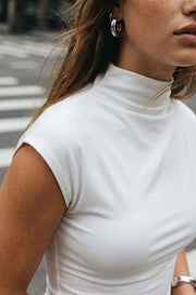 Top corto de cuello mock seguido, fit ajustado, y manga corta seguida.