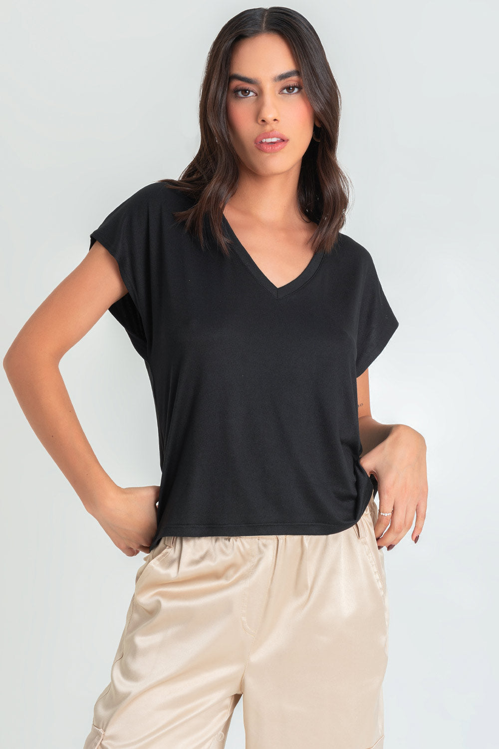 Top de cuello v, fit oversized y manga corta seguida.