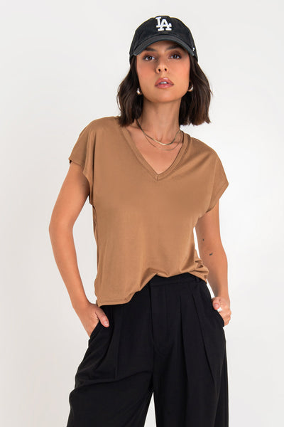 Top de cuello v, fit oversized y manga corta seguida.