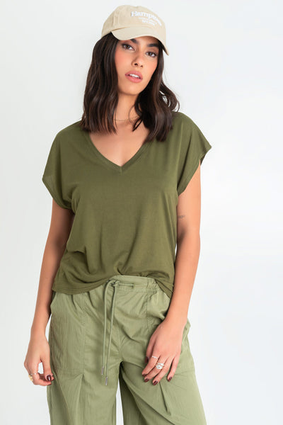 Top de cuello v, fit oversized y manga corta seguida.