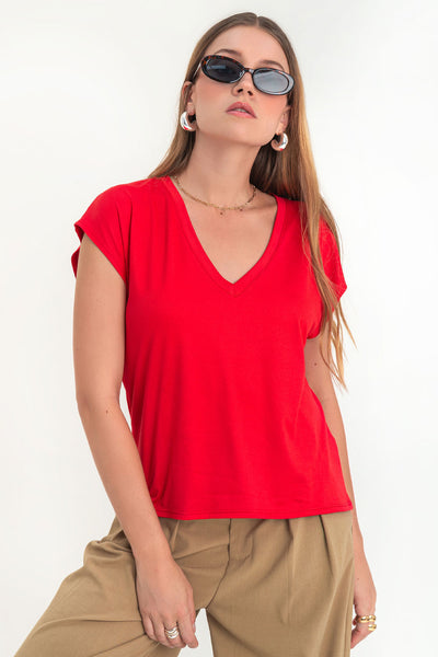 Top de cuello v, fit oversized y manga corta seguida.