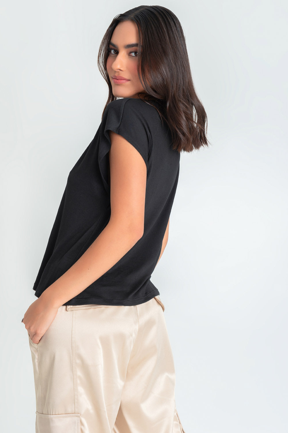 Top de cuello v, fit oversized y manga corta seguida.