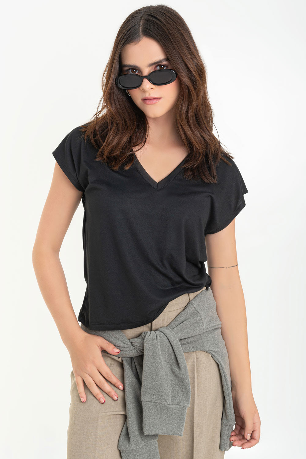 Top de cuello v, fit oversized y manga corta seguida.