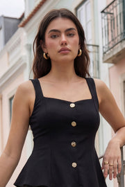 Top canalé de fit ajustado, sin mangas, escote cuadrado, cortes frontales y peplum con olanes en bajo. Cierre frontal con hilera de botones en contraste.