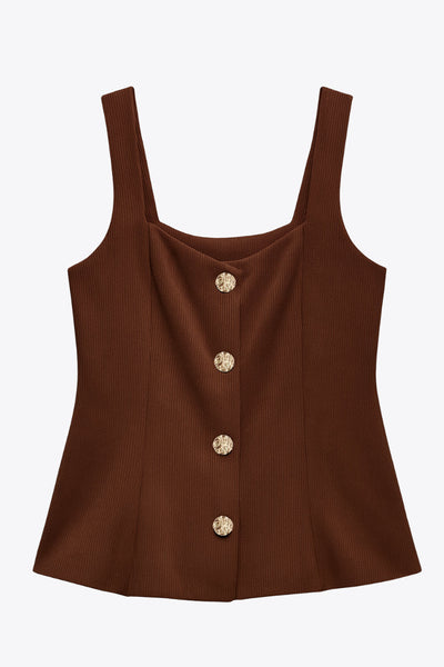 Top canalé de fit ajustado, sin mangas, escote cuadrado, cortes frontales y peplum con olanes en bajo. Cierre frontal con hilera de botones en contraste.