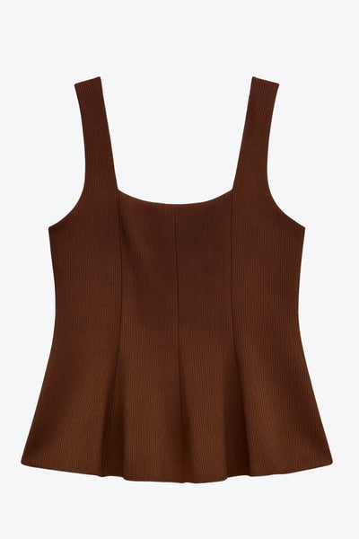 Top canalé de fit ajustado, sin mangas, escote cuadrado, cortes frontales y peplum con olanes en bajo. Cierre frontal con hilera de botones en contraste.