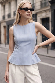 Top de fit ajustado, estampado rayas, sin mangas, cuello redondo, cortes frontales y peplum con olanes en bajo. Cierre lateral con cremallera oculta.