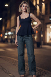 Top de tirantes, fit ajustado, escote corazón, costuras frontales y peplum con olanes en cintura.