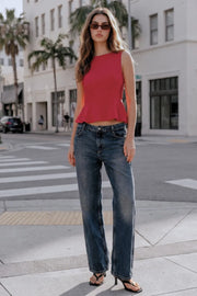 Top de fit ajustado, sin mangas, cuello barco, cortes frontales y peplum con olanes en bajo.