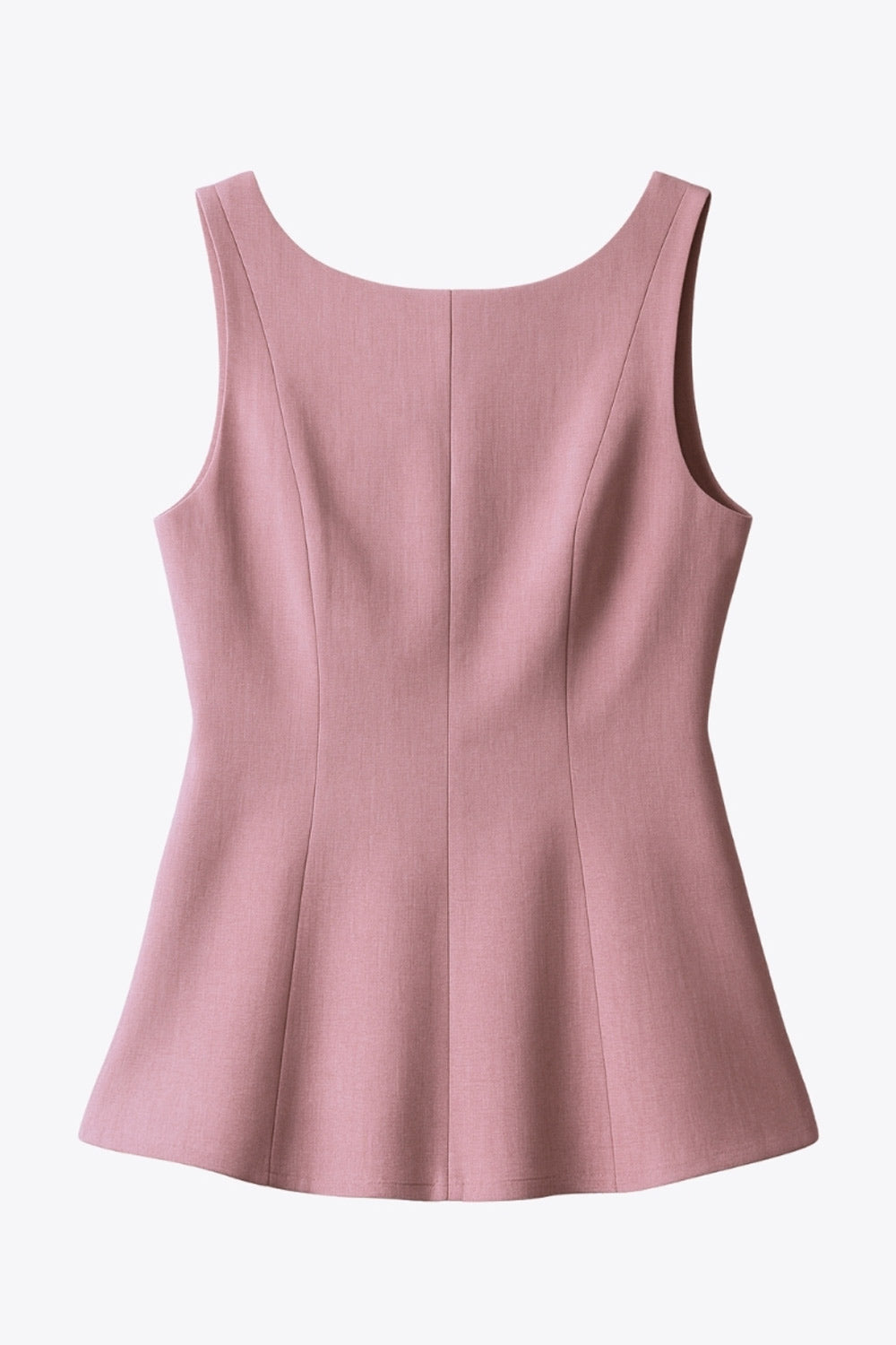 Top de fit ajustado, sin mangas, cuello barco, cortes frontales y peplum con olanes en bajo.