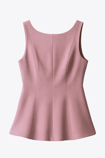 Top de fit ajustado, sin mangas, cuello barco, cortes frontales y peplum con olanes en bajo.