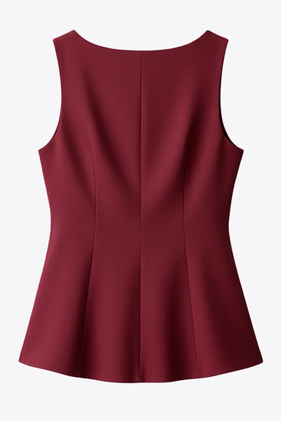 Top de fit ajustado, sin mangas, cuello barco, cortes frontales y peplum con olanes en bajo.