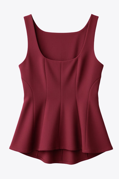 Top de fit ajustado, sin mangas, cuello barco, cortes frontales y peplum con olanes en bajo.