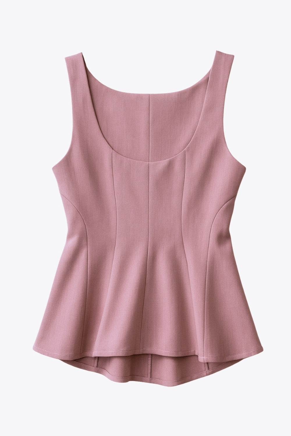 Top de fit ajustado, sin mangas, cuello barco, cortes frontales y peplum con olanes en bajo.