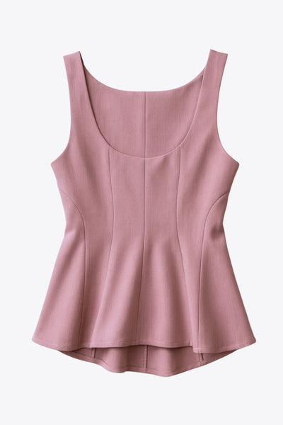 Top de fit ajustado, sin mangas, cuello barco, cortes frontales y peplum con olanes en bajo.